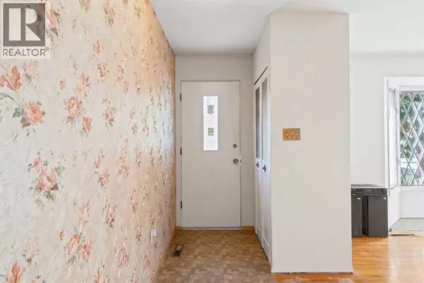 Calgary, AB T2K2Z3,5316 Thorncliffe Drive NW