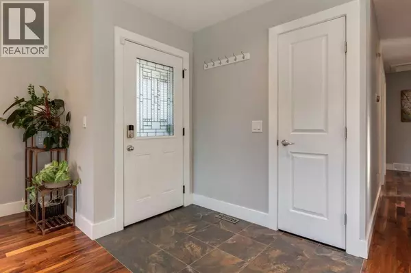 Calgary, AB T2L0P6,32 Calandar Road NW