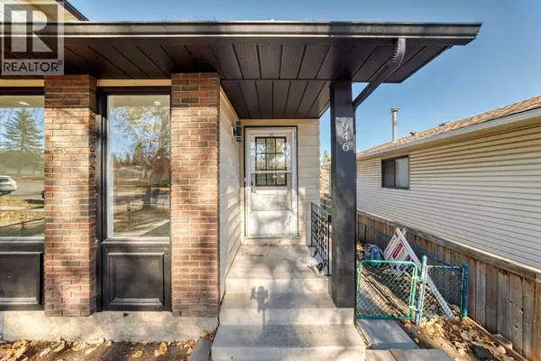 946 Berkley Drive NW, Calgary, AB T3K1A2