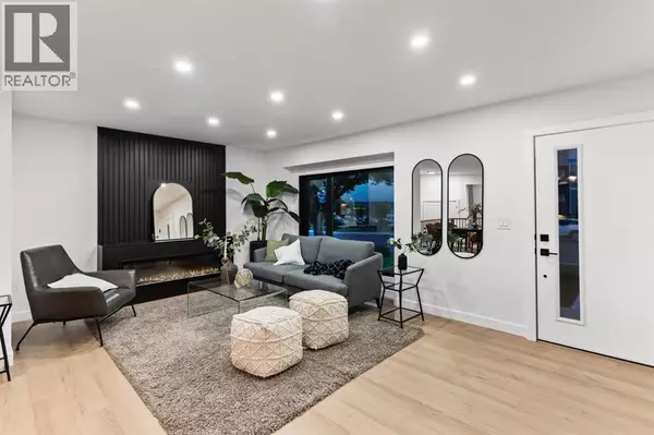 Calgary, AB T3E3W4,4940 45 Street SW