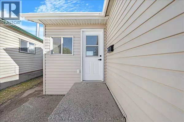 Calgary, AB T2B3E1,210 Erin woods Circle SE