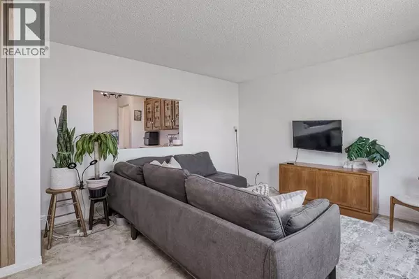 Calgary, AB T3E3W4,4928 45 Street SW