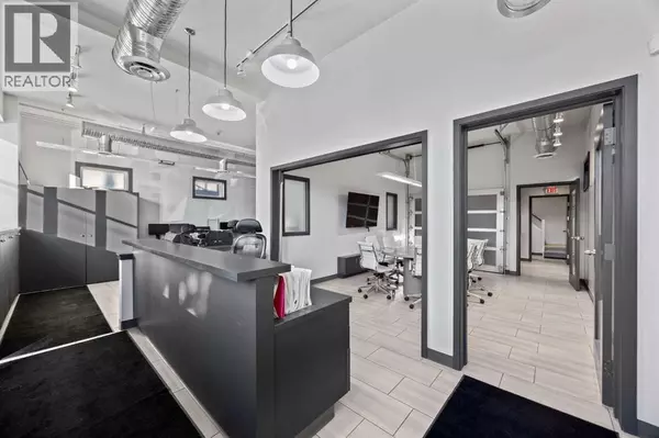 Calgary, AB T3C0J8,1742 10 Avenue SW