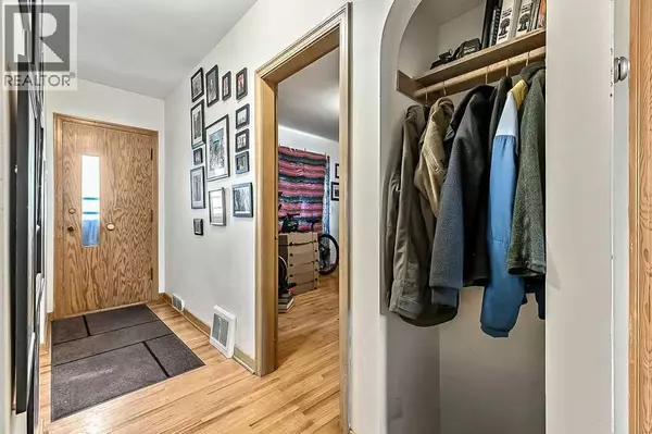 Calgary, AB T2M4G8,2731 Morley Trail NW