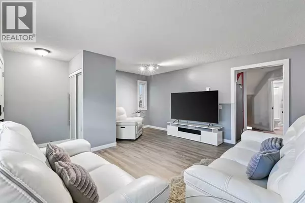 Calgary, AB T2C4G9,30 River Rock Way SE