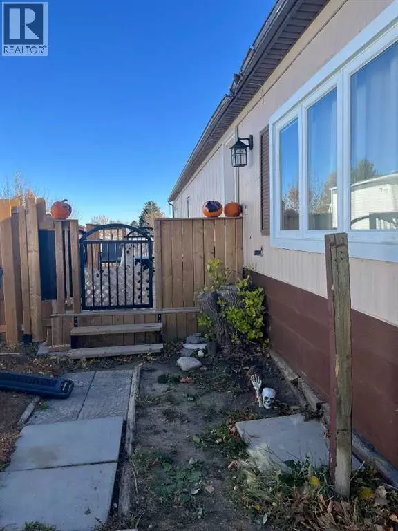 Medicine Hat, AB T1A7Z4,243 Fleet Street SW