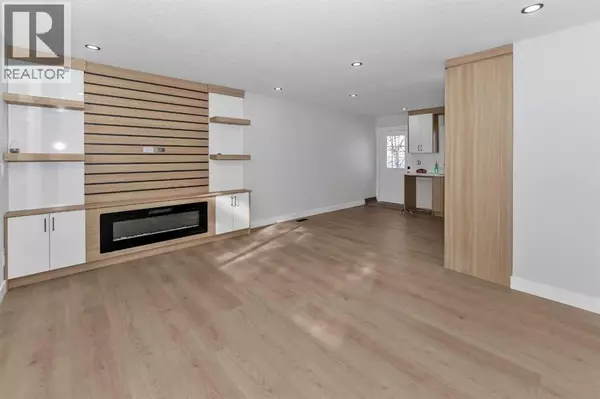 Calgary, AB T2Y3Y3,915 Pinecliff Drive NE