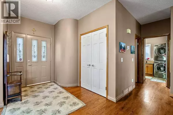 Calgary, AB T2J7C3,152 Douglas Woods Grove SE