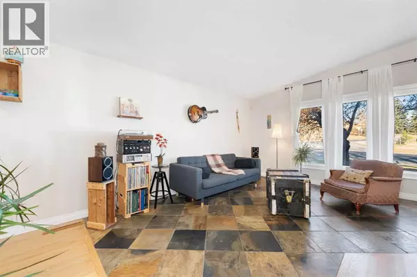 Calgary, AB T2K0B3,1043 32 Avenue NW