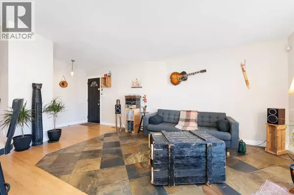 Calgary, AB T2K0B3,1043 32 Avenue NW