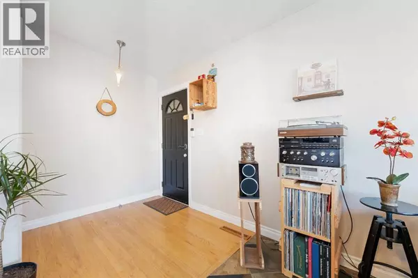 Calgary, AB T2K0B3,1043 32 Avenue NW