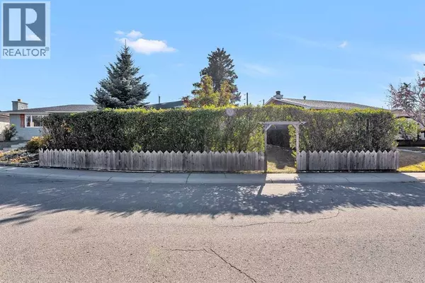 Calgary, AB T2B1Y5,212 Dovercrest Place SE