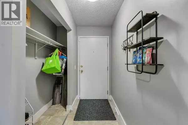 Calgary, AB T3B0E2,2, 6203 Bowness Road NW