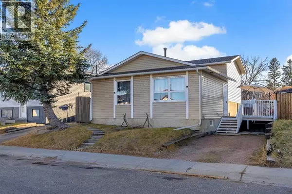 Calgary, AB T3J1N3,16 Castleglen Crescent NE
