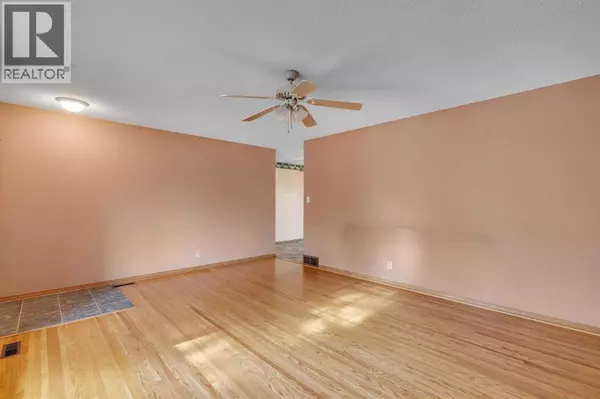 Calgary, AB T2A1X7,832 Raynard Crescent SE