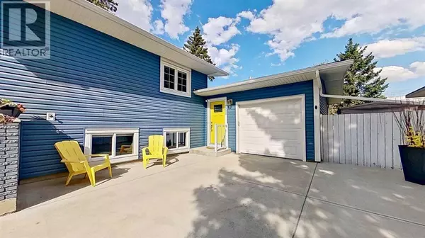 Calgary, AB T3E5W7,2932 Lathom Crescent SW