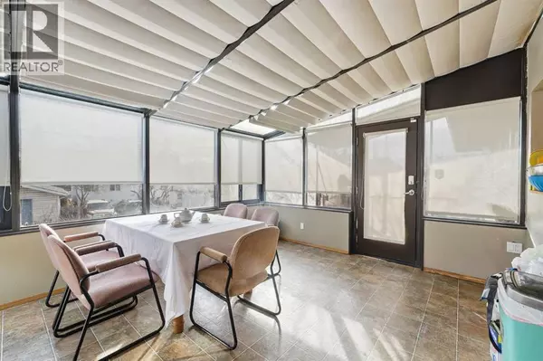 Calgary, AB T2B1R1,2018 Cottonwood Crescent SE