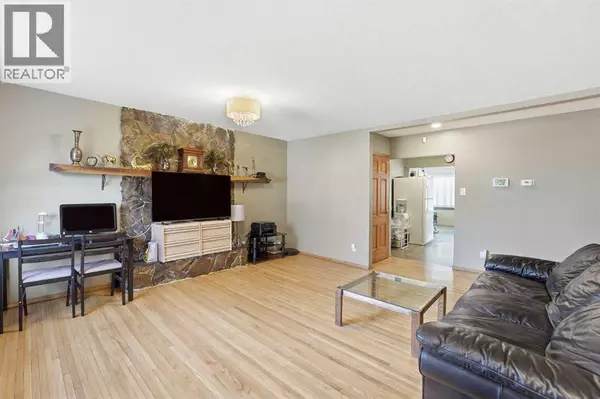 Calgary, AB T2B1R1,2018 Cottonwood Crescent SE