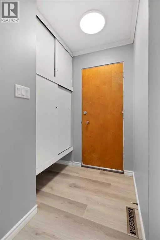 Medicine Hat, AB T1A5V5,898 13 Street NE