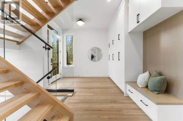 Calgary, AB T2M0V2,725 18 Avenue NW