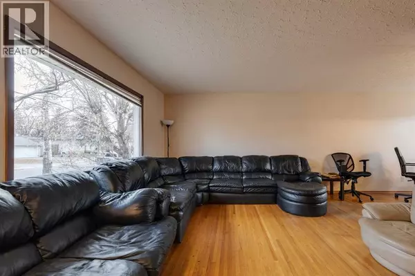 Calgary, AB T2L0T5,2647 Charlebois Drive NW