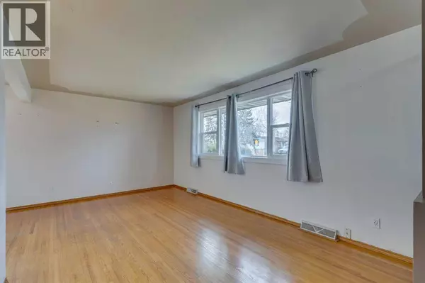 Calgary, AB T3E3T9,3328 45 Street SW