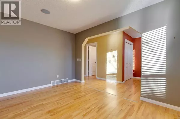 Calgary, AB T2M0V3,826 18 Avenue NW