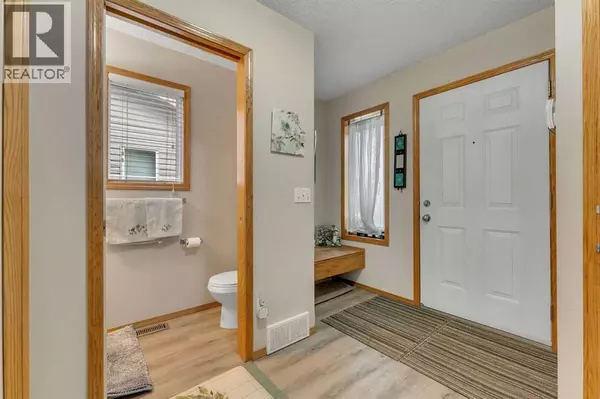 Calgary, AB T3K5W7,172 Covehaven Road NE