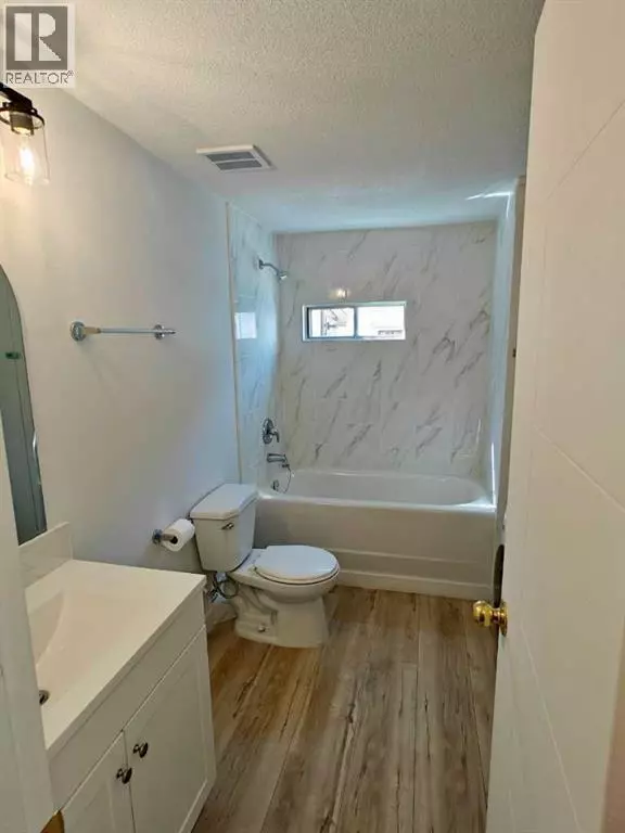 Calgary, AB T2B1M7,30, 2106 50 Street SE