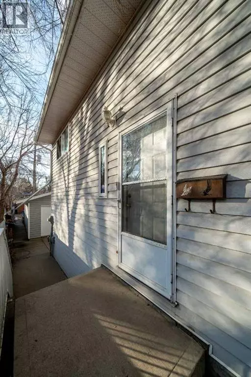 Medicine Hat, AB T1A6K5,131 3 Street NW