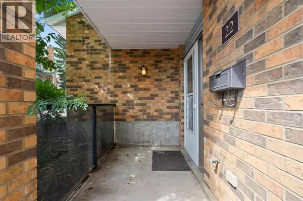 Calgary, AB T3H2V9,22 Coachway Gardens SW