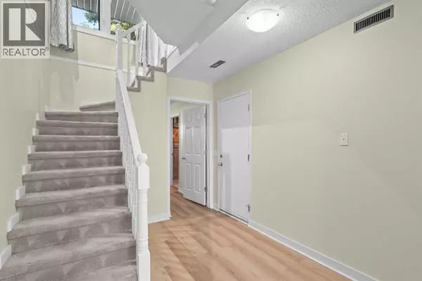 Calgary, AB T3H2V9,22 Coachway Gardens SW