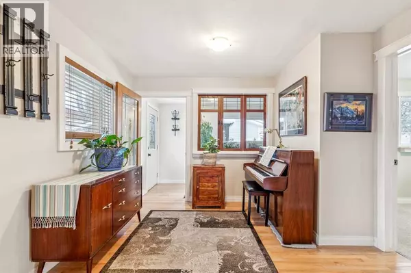 Calgary, AB T3B1Y7,8620 46 Avenue NW