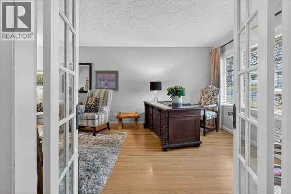 Calgary, AB T3E2Y5,2808 35 Street SW