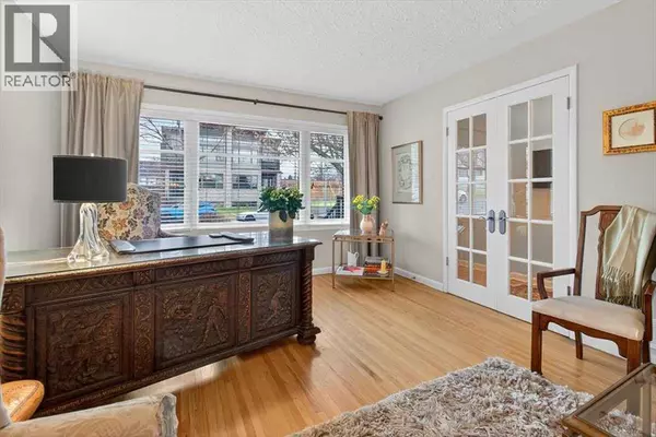 Calgary, AB T3E2Y5,2808 35 Street SW