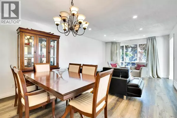 Calgary, AB T3H1C4,76 Coach Manor Rise SW