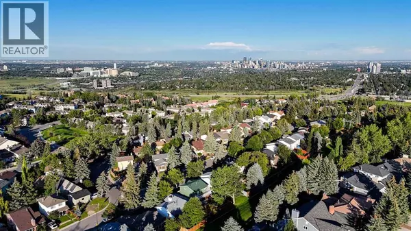 Calgary, AB T3H1C4,76 Coach Manor Rise SW
