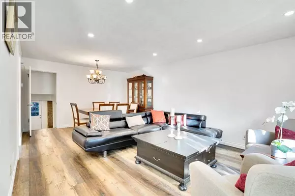 Calgary, AB T3H1C4,76 Coach Manor Rise SW