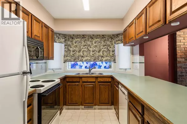 Calgary, AB T3H1A8,716 Coach Bluff Crescent SW