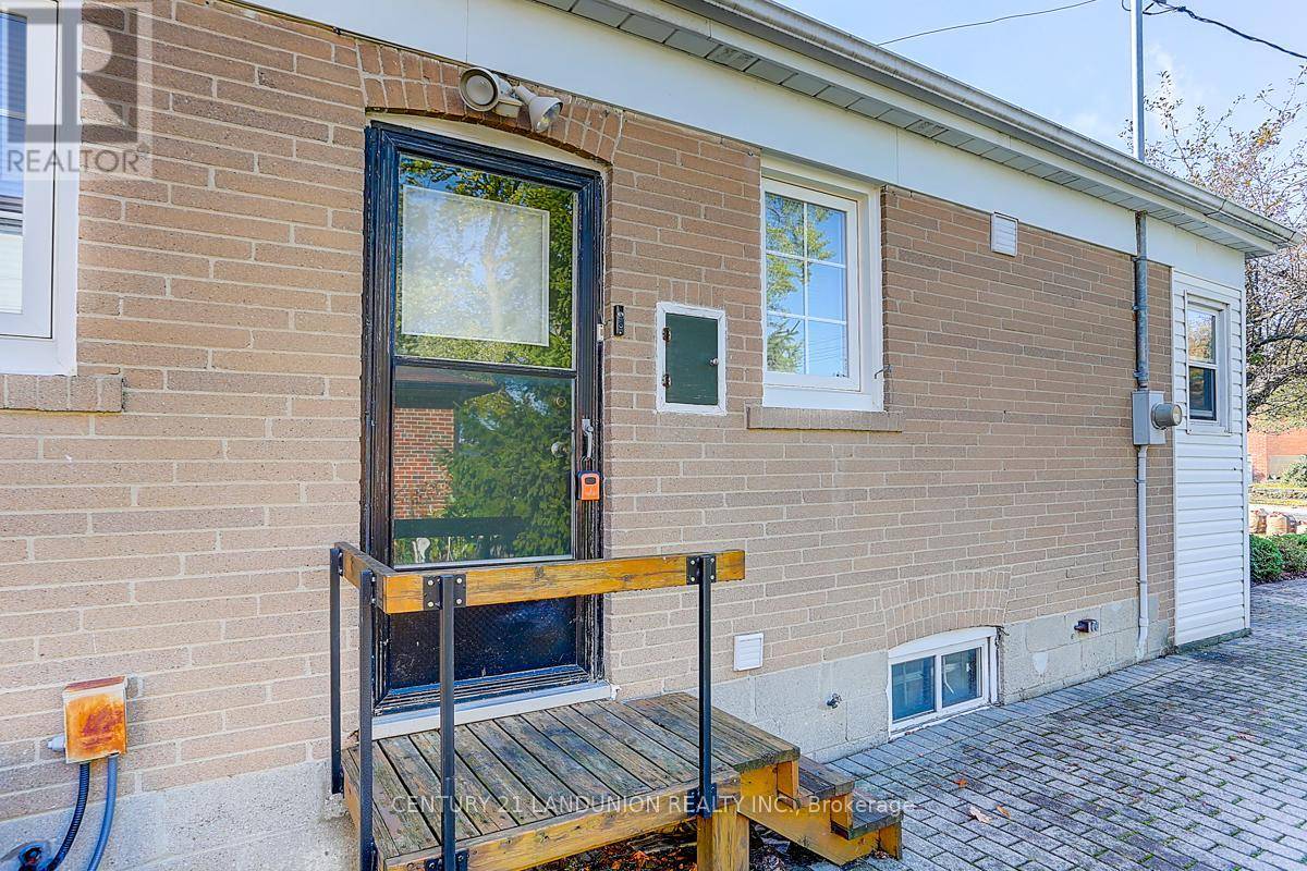 Toronto (willowdale East), ON M2N4Z4,223 WILLOWDALE AVENUE