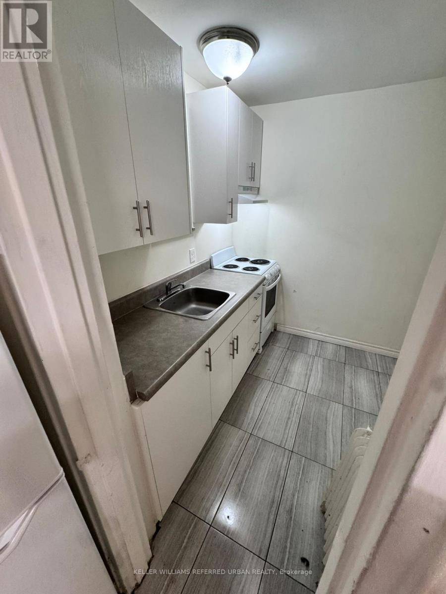 Toronto (englemount-lawrence), ON M6B2N6,29 Fraserwood AVE #1
