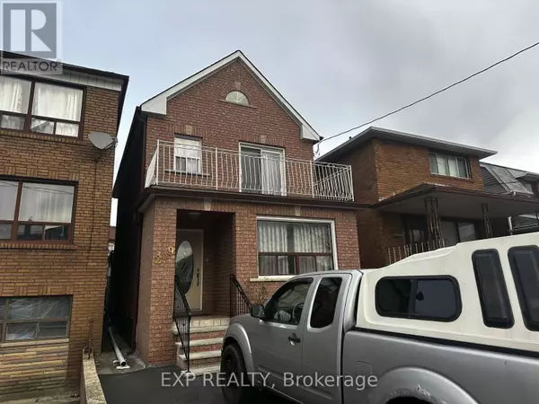 Toronto (oakwood Village), ON M6C3X9,209 CEDRIC AVENUE