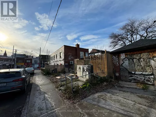 Toronto (trinity-bellwoods), ON M6J1E4,6 Markham ST #(rear)