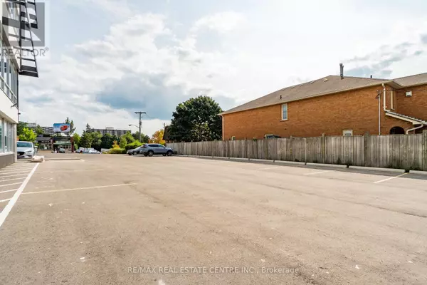 Toronto (victoria Village), ON M4A1W9,1880 O'connor DR #3rd Flr