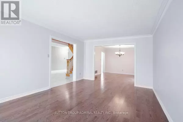 Toronto (newtonbrook West), ON M2M1H6,219 Connaught AVE #Main