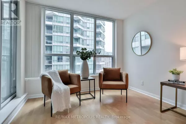 Toronto (waterfront Communities), ON M5J2Y7,230 Queens Quay West #820