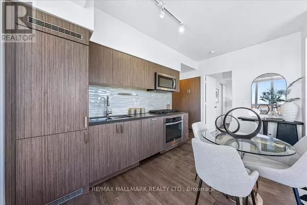 Toronto (casa Loma), ON M5P0A2,501 St Clair AVE West #1811