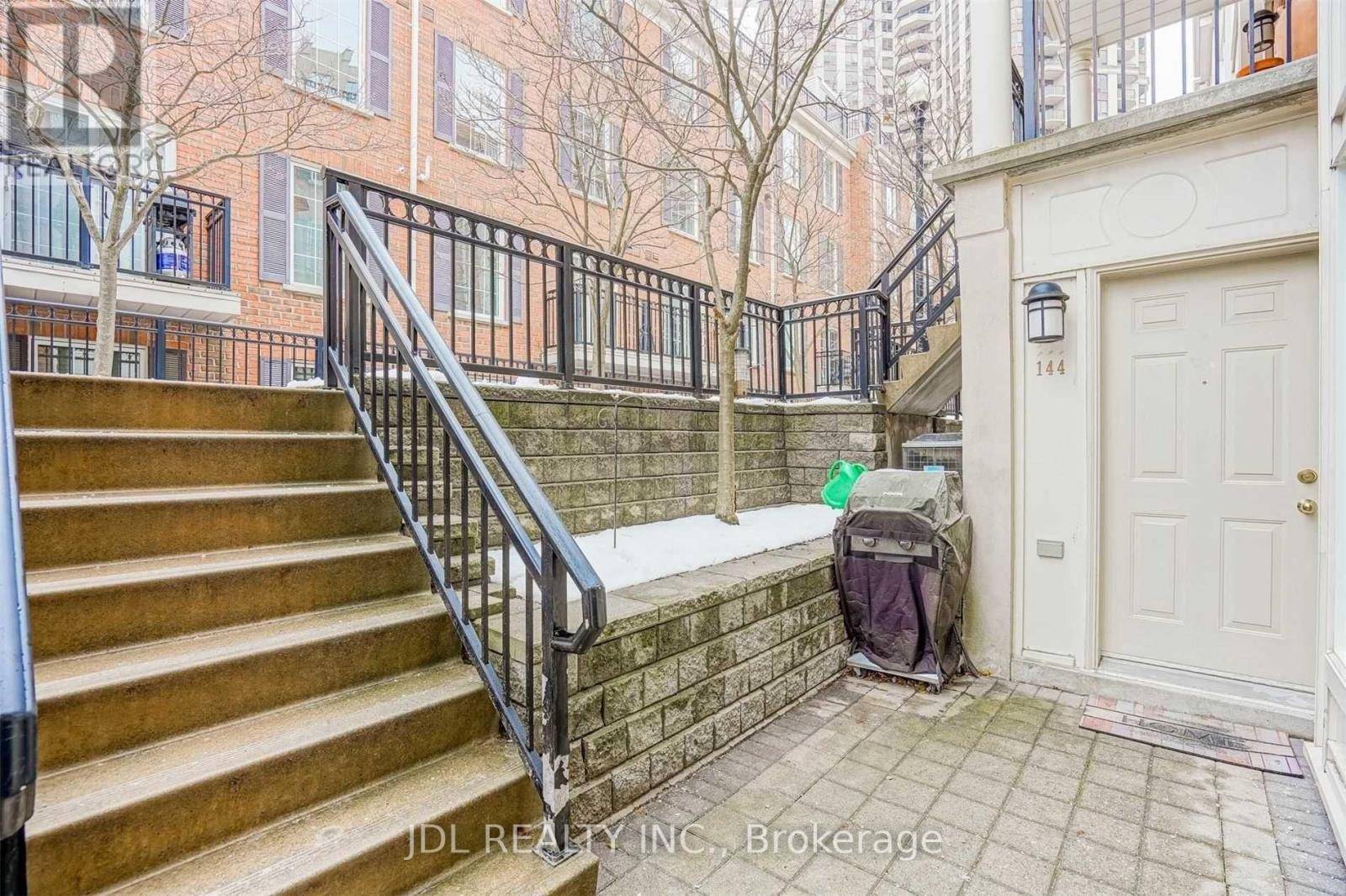 Toronto (willowdale East), ON M2N7C2,3 Everson DR #144