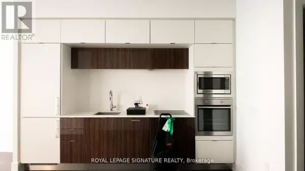 Toronto (waterfront Communities), ON M5J2L9,10 York ST #5601