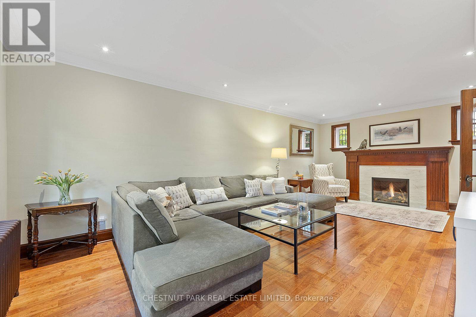 Toronto (lawrence Park South), ON M4R1K3,19 HILLHURST BOULEVARD
